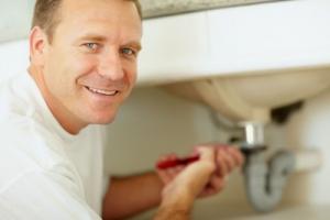 a Lakewood tech fixes a clogged sink drain 